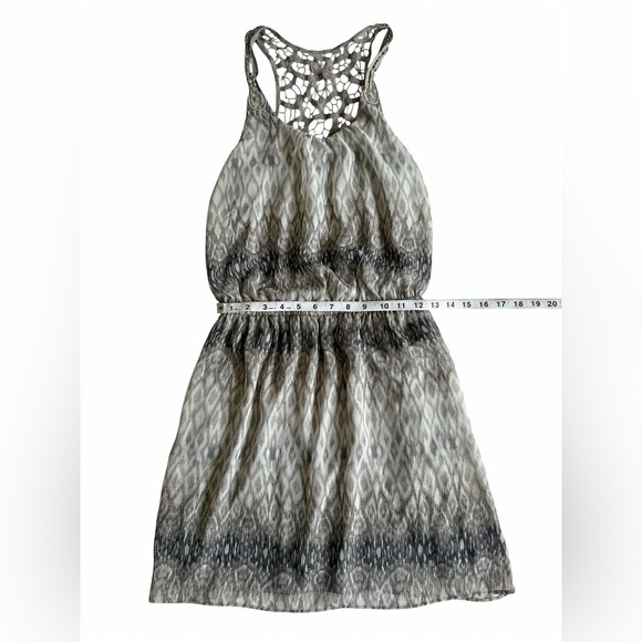 Express Women’s Flowy Dress S White Gray Ombre Ikat Print Boho Crochet Back - Picture 9 of 10